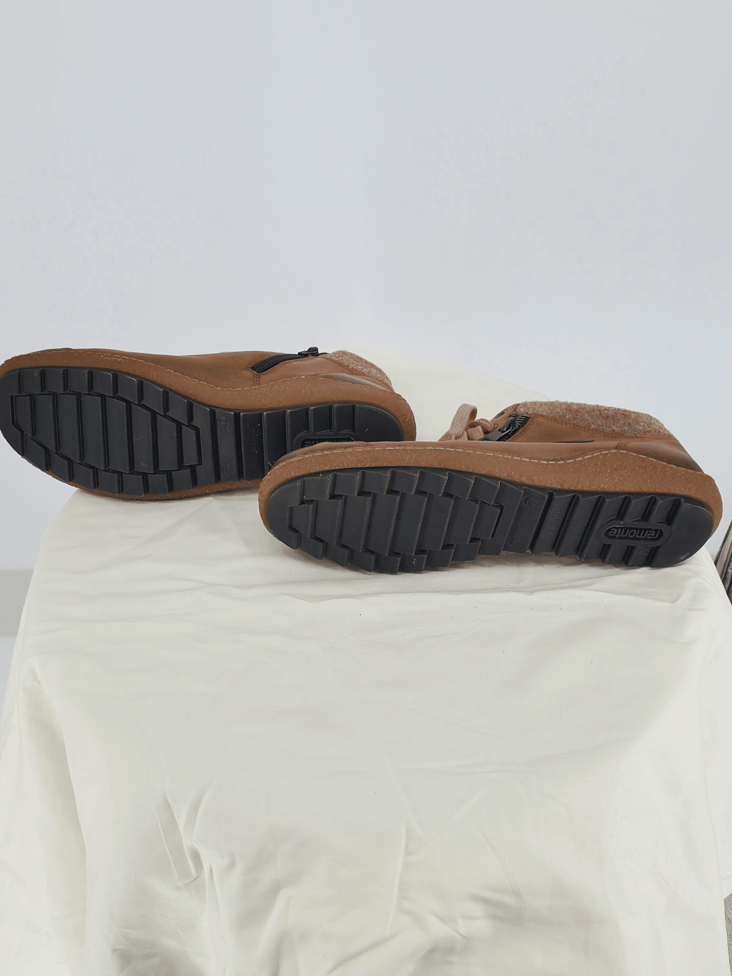 Remonte chestnut brown leather with wool interior , Frente. Condición: Excellent.