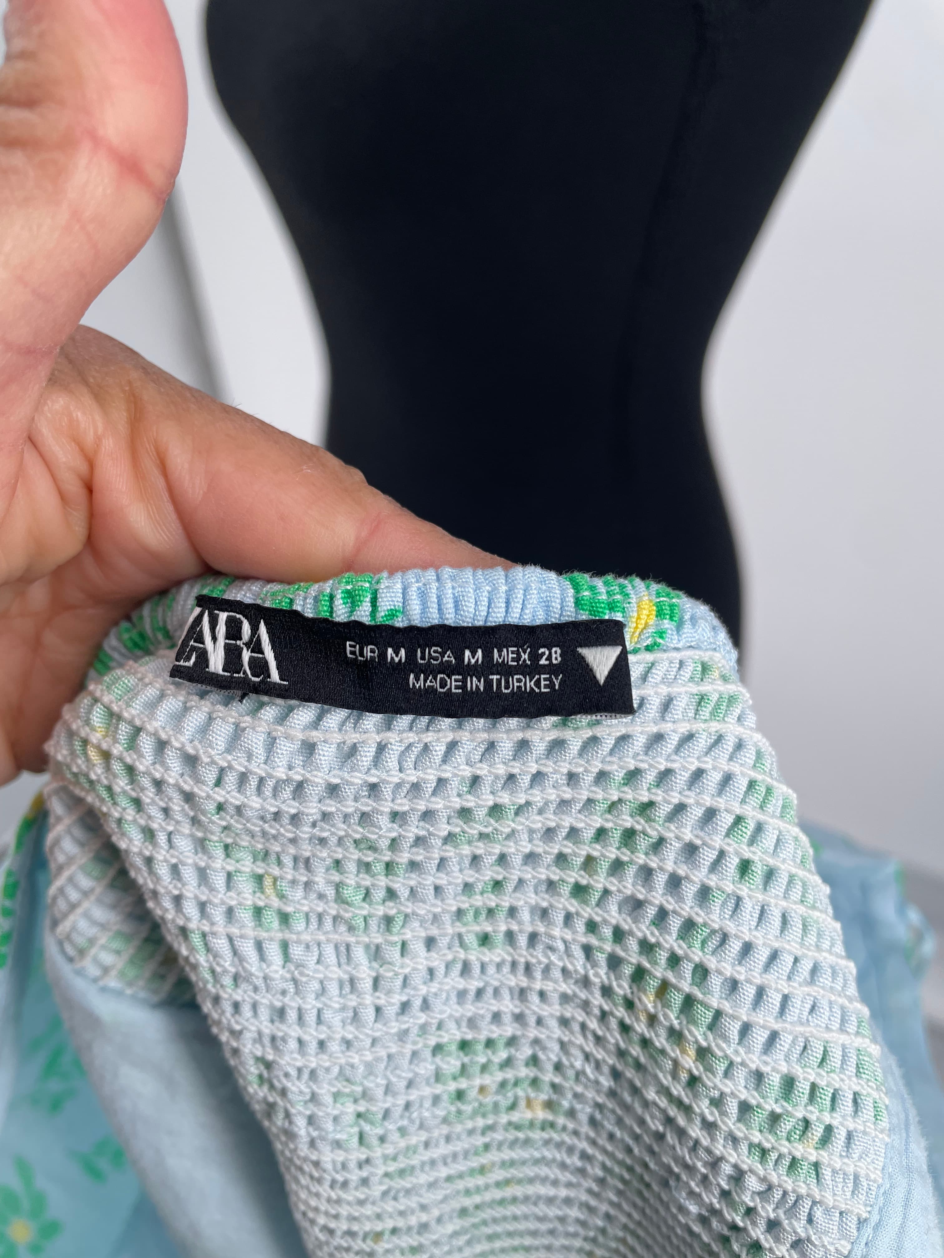Zara, Frente. Condición: Mint.