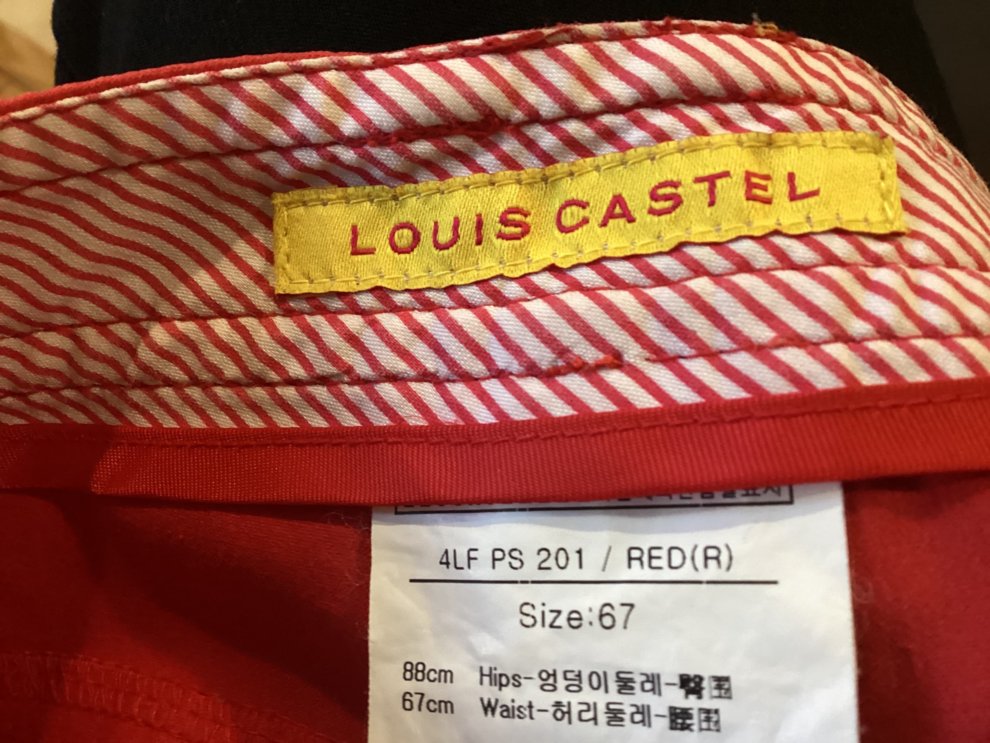 Louis Castel size small in red golf shorts, Frente. Condición: Good.